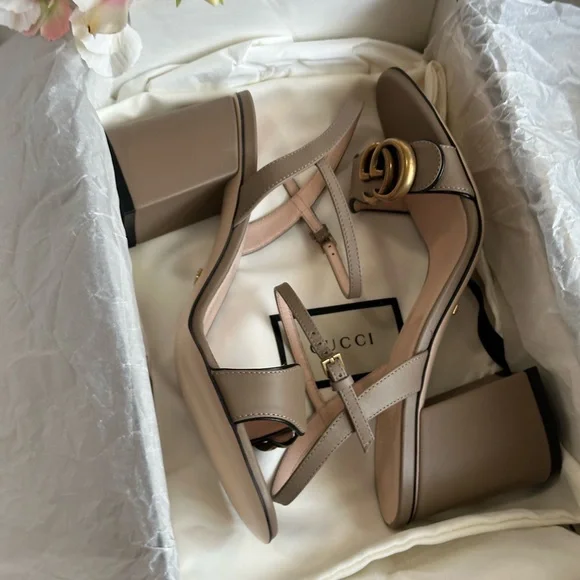 Gucci Women's Beige Heels with Gold Buckles - Picture 5 of 10